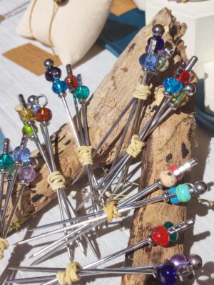 Piques apéritif multicolores transparentes et opaques avec inclusion d'aventurine et effet irisé métallique