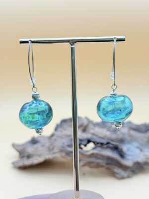 Boucles d'oreilles soufflées vert émeraude avec inclusion d'aventurine et motif lapis