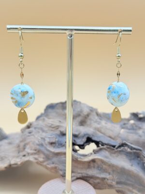 Boucles d'oreilles blanche réversibles, nuances de bleu vert clair, décorées à l'or fin