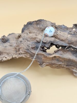 Boule à thé blanche en verre de Murano, décor bleu marron