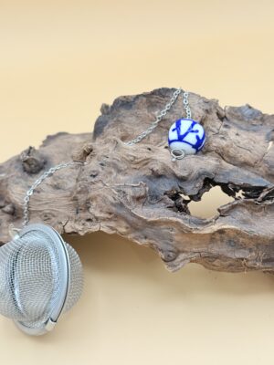 Boule à thé en verre de Murano blanc décoré de fils de verre bleus, d'inspiration marocaine,