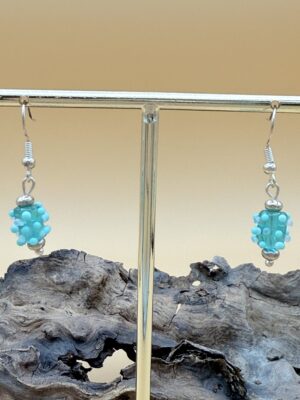 Boucles d'oreilles décor de gouttes de verre vert blanc bleu